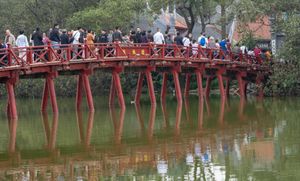 Ngoc Son temple bridge